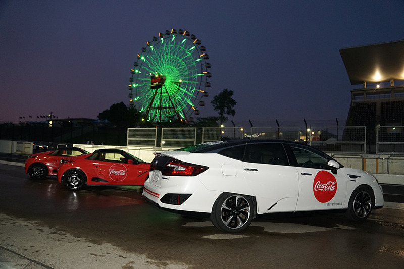 台風12号を考慮して開催時刻が前倒された「前夜祭」で行なわれたレースクイーンフォトセッション