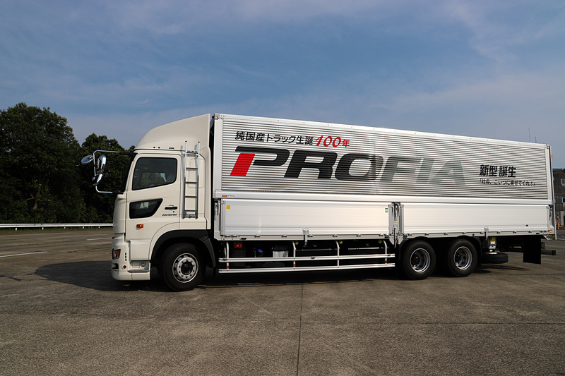 日野自動車「プロフィア ハイブリッド」プロトタイプ。最高出力380PS/1700rpm、最大トルク1765Nm/1100rpmを発生する直列6気筒9.0リッターの「A09C」型エンジンに、最高出力90kW/1100-2900rpm、最大トルク784Nm/1100rpmを発生するモーター/ジェネエレータ―を組み合わせる