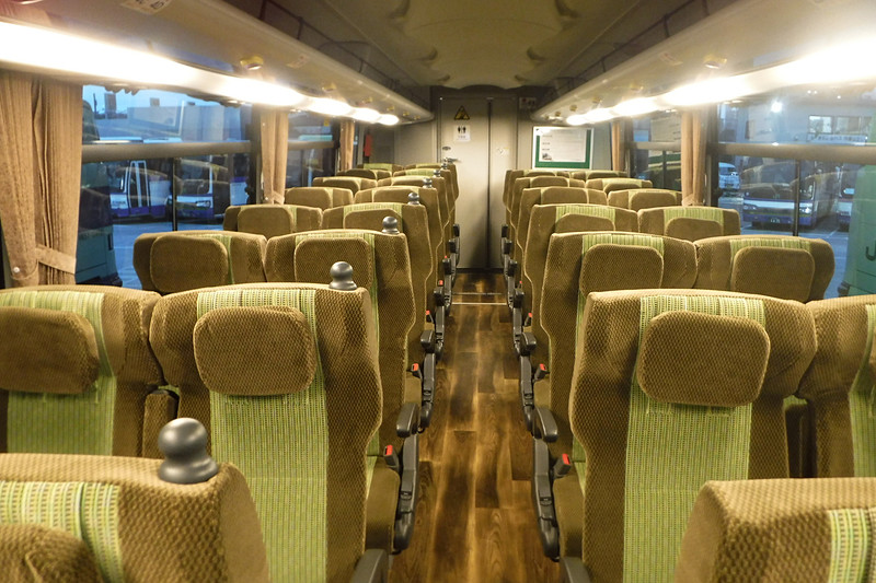 シャトルバスには大型観光バスを利用