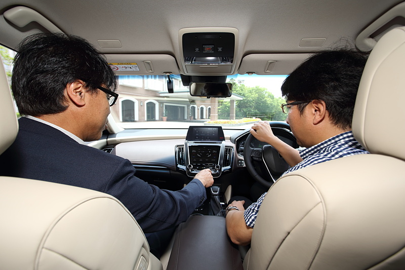 秋山氏から解説を受け、疑問点などを質問しつつコネクティッドサービスについて確認していく