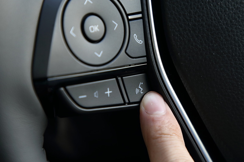 ステアリングの左側スポークに装着された「トークスイッチ」を押してサービスを起動