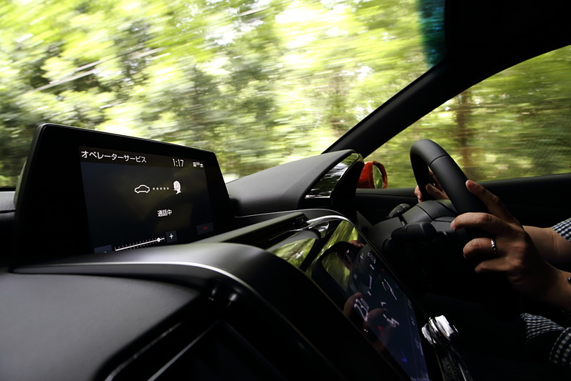 クラウン専用機能の「ハイブリッドナビ」では、より短時間で到着する“最適なルート”が提供される