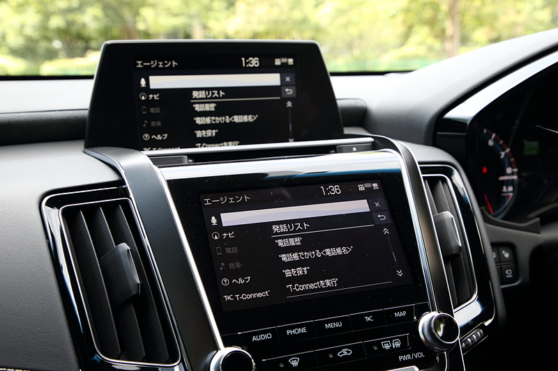 ダブルディスプレイは上下の画面を異なる目的で使い分ける仕組みだが、上段の「遠視点ディスプレイ/8インチ」のナビ画面を操作する際は、下段ディスプレイ右下の「MAP」ボタン、または下段ディスプレイ上部中央の下向き矢印をタッチして呼び出すスタイル。共通1チャンネルのシステム構成となっており、ミラーリング処理での対応になる