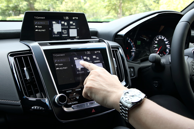 ダブルディスプレイは上下の画面を異なる目的で使い分ける仕組みだが、上段の「遠視点ディスプレイ/8インチ」のナビ画面を操作する際は、下段ディスプレイ右下の「MAP」ボタン、または下段ディスプレイ上部中央の下向き矢印をタッチして呼び出すスタイル。共通1チャンネルのシステム構成となっており、ミラーリング処理での対応になる