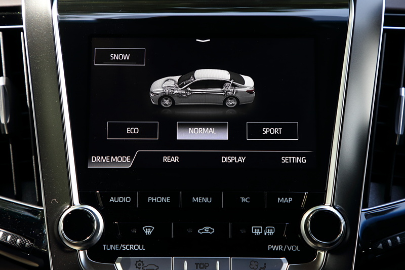 上段はナビなど運転中に必要な情報を表示し、下段はエアコンや車両設定など視線を送る頻度が高くない設定をタッチ操作で変更する画面として使い分けている