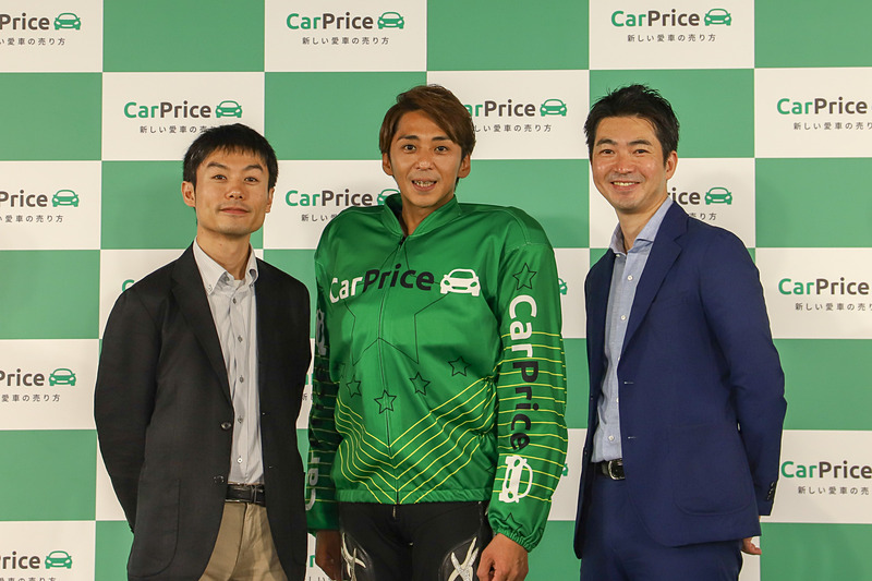 カープライスのアンバサダーにオートレーサーの森且行選手が就任。写真は左からカープライス株式会社 代表取締役 林耕平氏、森且行選手、カープライス 代表取締役 梅下直也氏