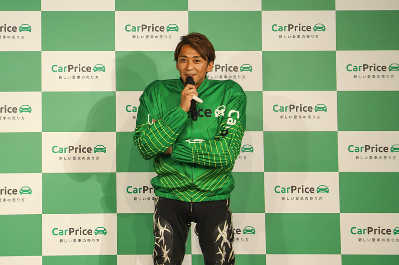 初めてのクルマは真っ白なフェラーリで、20歳の誕生日に購入したという。ドライブでは曲をかけたりせずに、エンジン音を聞いていたとのこと