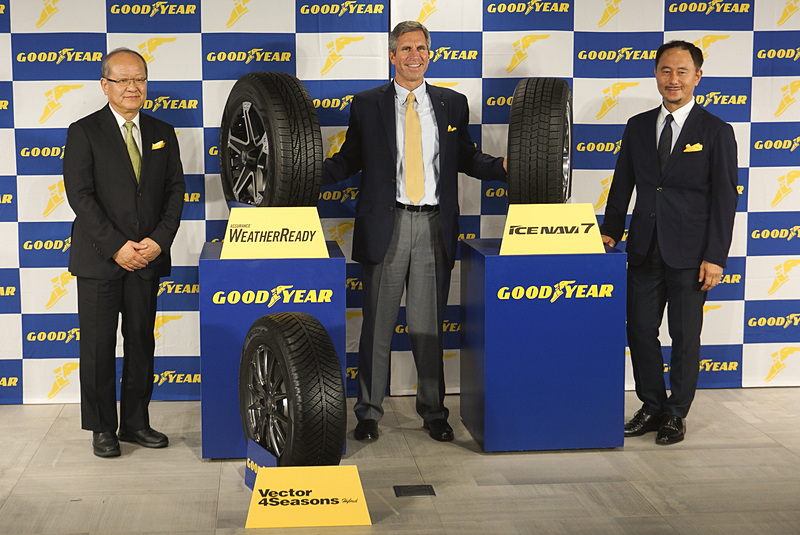 2018年下期戦略発表会のフォトセッションに収まる日本グッドイヤーの金原雄次郎代表取締役社長（左）、ザ・グッドイヤー・アジア太平洋地区・製品開発担当副社長のデイビッド・ザンジグ氏（中）、日本グッドイヤー マーケティング本部マーケティング本部長の有田俊介氏（右）