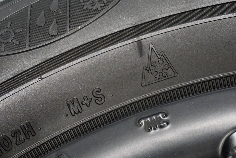 アシュアランス ウェザーレディーにもスノーフレークマークが入っているので、冬タイヤ規制が行なわれている道路でも通行できる