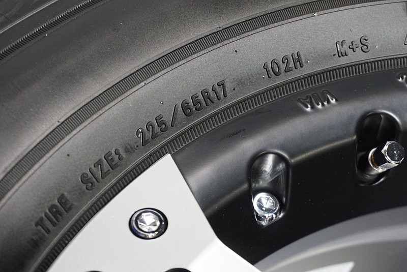 展示品のサイズは225/65 R17 102H。215/65 R16～235/55 R20の計13サイズが8月1日から発売される