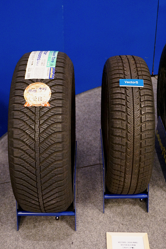 発表会場にはこれまでにリリースした「歴代オールシーズンタイヤ」も展示されていた