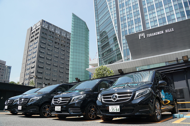 オンデマンド型シャトルサービス「ヒルズ・ヴィア（HillsVia）」の実証実験に使用されるメルセデス・ベンツの3列シートミニバン「Vクラス」