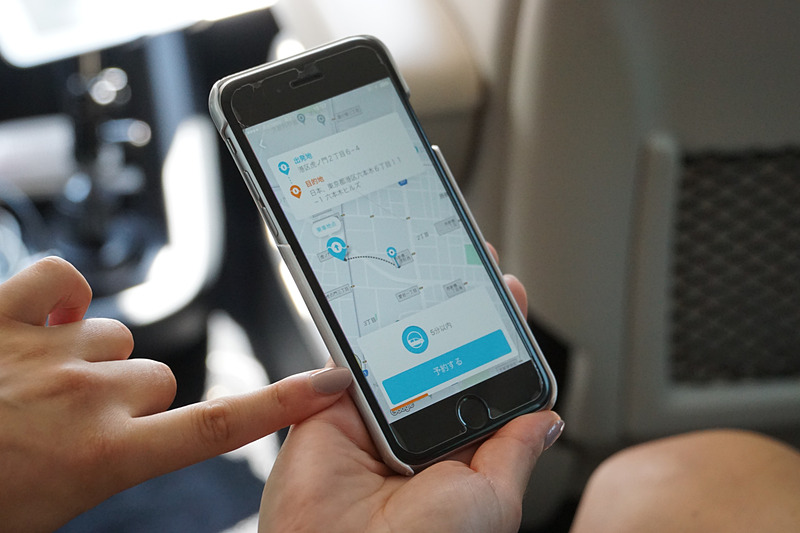 アプリで予約して6000か所設定されている最寄りのバーチャルバスストップまで向かう。取材会では虎ノ門ヒルズの前から出発