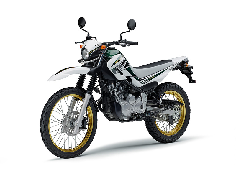 初代から続くセローらしい定番カラー「ホワイト/グリーン」