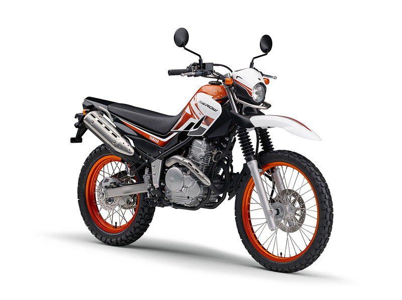 「ホワイト/オレンジ」は従来モデルをベースにカラーとグラフィックをアップデート