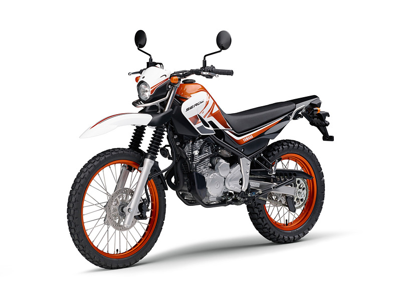 「ホワイト/オレンジ」は従来モデルをベースにカラーとグラフィックをアップデート