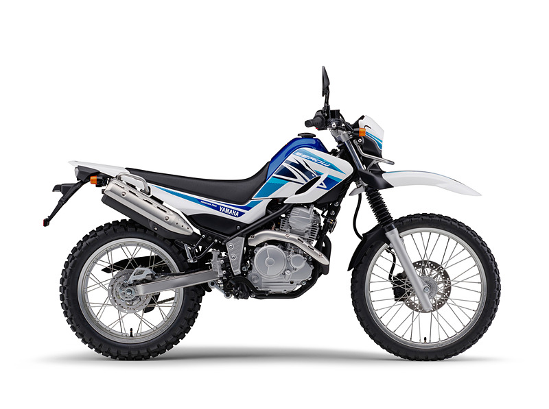 「ホワイト/ブルー」は街乗り時でも映える、さわやかで清涼感あふれるカラー