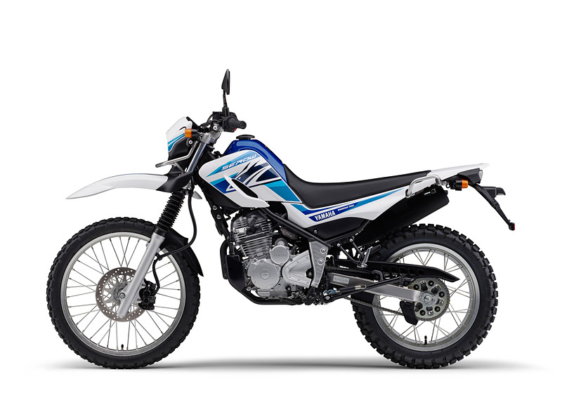 「ホワイト/ブルー」は街乗り時でも映える、さわやかで清涼感あふれるカラー