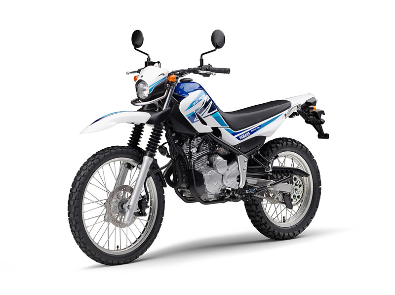 「ホワイト/ブルー」は街乗り時でも映える、さわやかで清涼感あふれるカラー