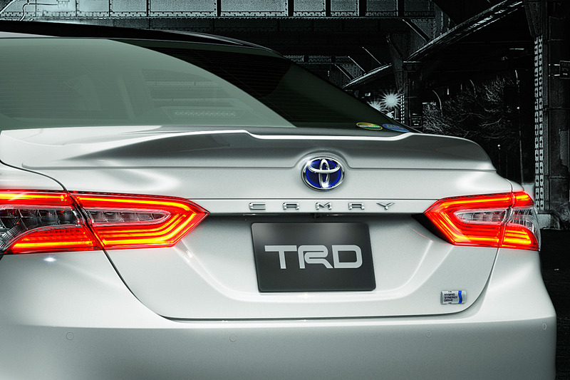 トランクスポイラー：3万6000円（税別：塗装済）、3万2000円（税別：素地）