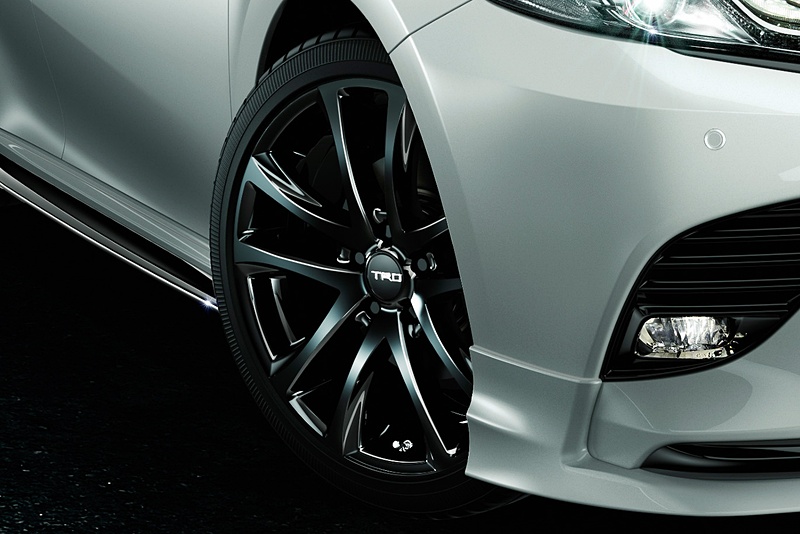 19インチアルミホイール『TRD TF5』（ブラック）＆タイヤセット：41万2000円（税別：1台分）