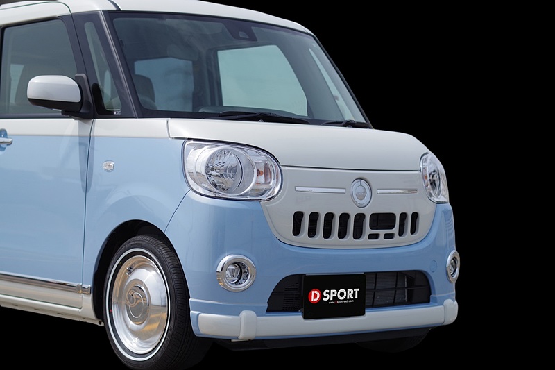 フロントグリルは「スマートアシストII」採用車の対応品（左）と「スマートアシストIII」採用車の対応品（右）の2種類を用意