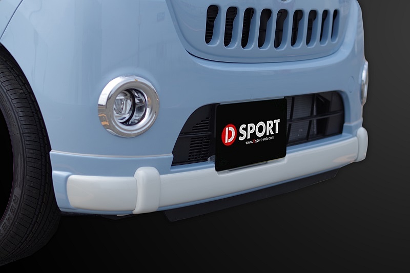 フロントハーフバンパー（左）とリヤハーフバンパー（右）は別体オーバーライダー・モール付き