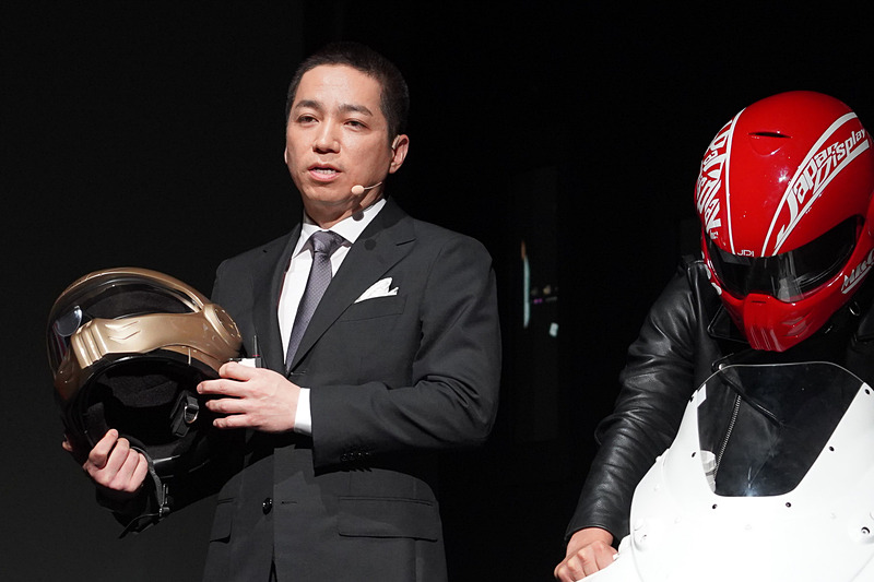 株式会社ジャパンディスプレイ 常務執行役員 チーフマーケティングオフィサー（CMO）の伊藤嘉明氏が手に持つのがスマートヘルメット「XHD-01」