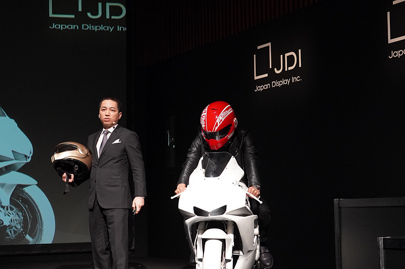 スマートヘルメット「XHD-01」（開発コードネーム：スパルタ）を公開