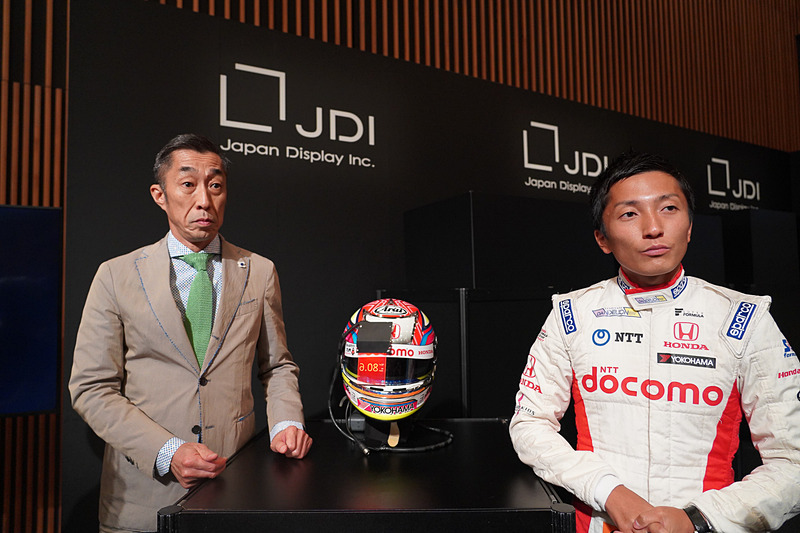 ヘルメットを説明する野尻智紀選手（右）