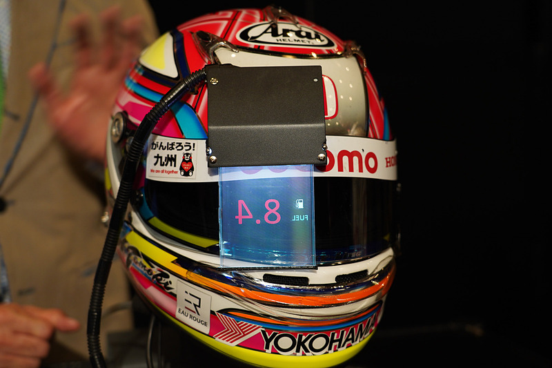 走行中に確認が必要となる温度、燃費などの情報を透明ディスプレイに表示する高透過 透明カラーディスプレイを装着したヘルメット