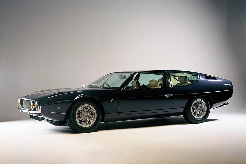 「エスパーダ」はシリーズI（～1970年1月）が176台、シリーズII（～1972年）が578台、最後のシリーズIII（～1978年）が472台が生産された。V型12気筒DOHC 4.0リッターエンジンをフロント縦置きに搭載。ツインバレルのウェーバー製キャブレター6個を備え、出力はシリーズと仕様によって325～350HP、最高速は約245km/h。ランボルギーニが要望に応じてATのバージョンを初めて提供したモデル