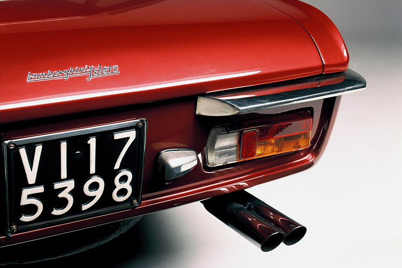 「イスレロ（Islero）」の正式名は「Jslero」。1968年から1970年に「イスレロ」と1969年の「イスレロS」の2つのバージョンが生産された。V型12気筒DOHC 4.0リッターエンジンをフロント縦置きに搭載、ツインバレルのウェーバー製キャブレター6個を備え、出力320HP（Sは350HP）、最大速度は250km/h（Sは260km/h）。カロッツェリア・マラッツィのマリオ・マラッツィがボディーをデザイン。400GTをベースに、タイヤを大きく、ホイールゲージの幅を広く変えた