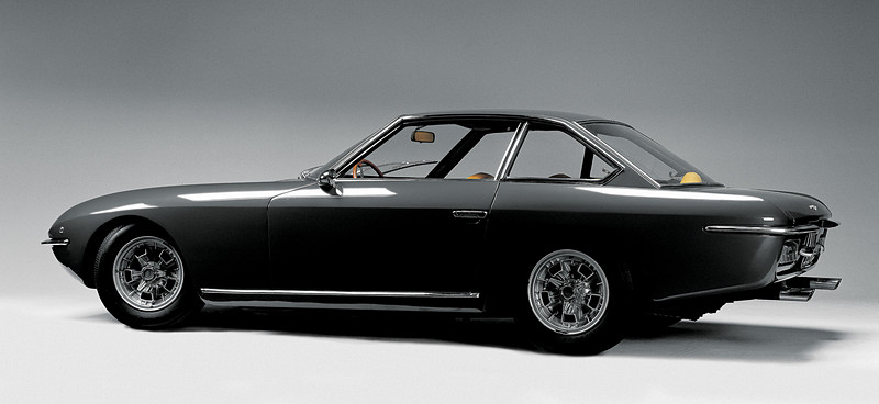 「イスレロ（Islero）」の正式名は「Jslero」。1968年から1970年に「イスレロ」と1969年の「イスレロS」の2つのバージョンが生産された。V型12気筒DOHC 4.0リッターエンジンをフロント縦置きに搭載、ツインバレルのウェーバー製キャブレター6個を備え、出力320HP（Sは350HP）、最大速度は250km/h（Sは260km/h）。カロッツェリア・マラッツィのマリオ・マラッツィがボディーをデザイン。400GTをベースに、タイヤを大きく、ホイールゲージの幅を広く変えた