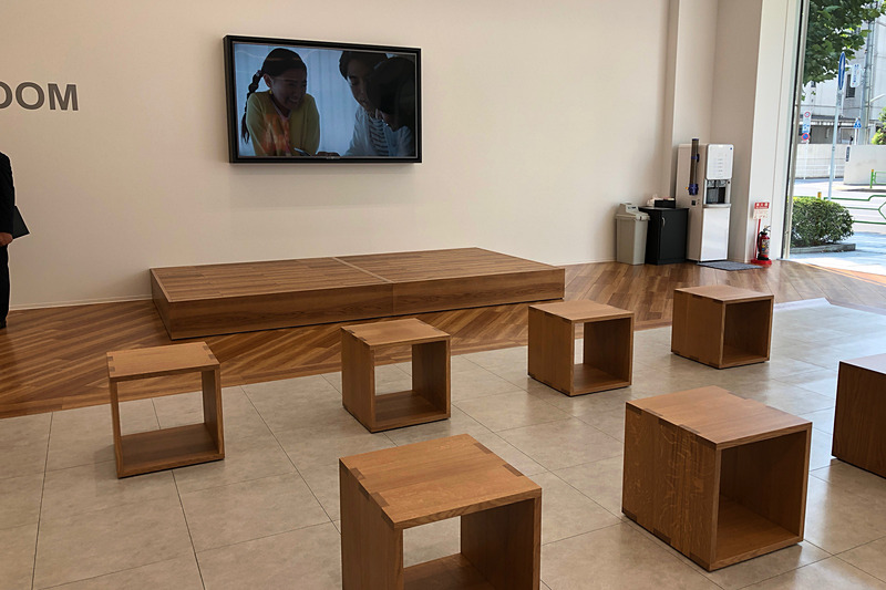 ショールームには大型モニターやちょっとしたステージもありました。思わず「歌が得意な山田さんのミニライブをやりましょう！」なんて提案をしちゃいましたが、未来のカーライフに向けての楽しいイベントやセミナーを開催してほしいですね