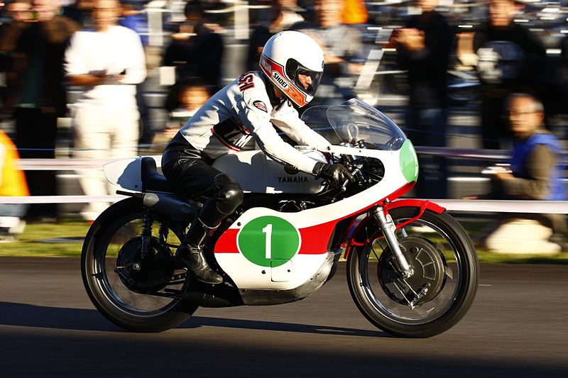 当日は2輪・4輪の歴代製品を展示するほか、「トヨタ 2000GT」（左）などがデモ走行を披露する