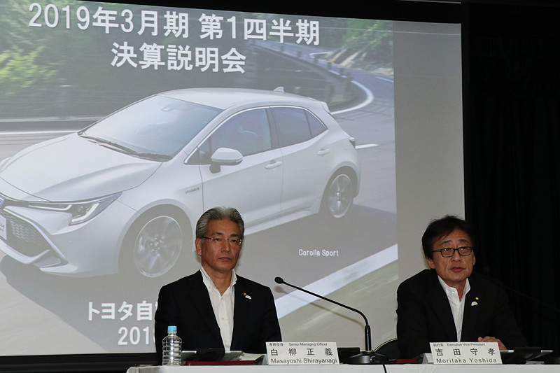 8月3日に行なわれた2019年3月期 第1四半期決算説明会で登壇した、トヨタ自動車株式会社 専務役員 白柳正義氏（左）とトヨタ自動車株式会社 副社長 吉田守孝氏（右）