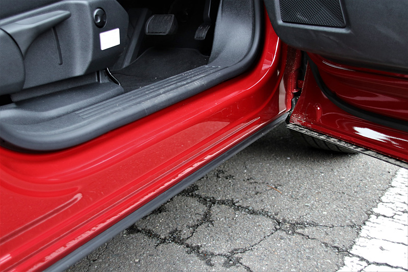 SUVらしく、ドアパネルがサイドシルまでカバーするスタイルを採用。乗降時に足下が汚れないだけでなく、下まわりからの音を遮断して静粛性も向上させている