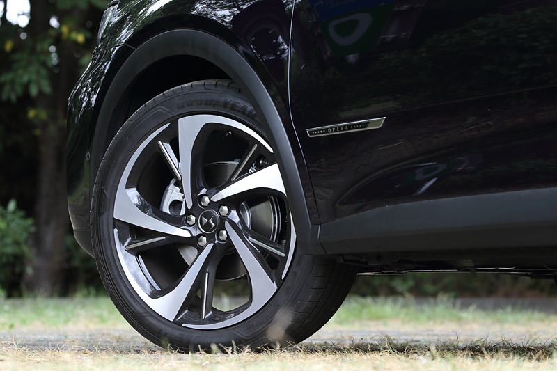 グランシックで採用する235/45 R20タイヤ