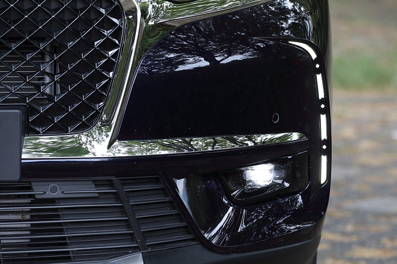 コーナーリングランプ機能付きのフロントフォグランプは全車標準装備