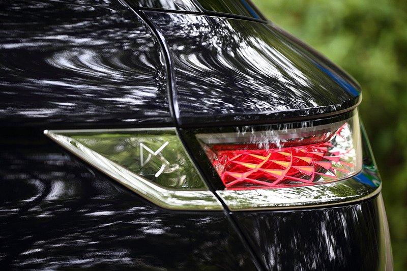 リアコンビネーションランプには3Dエフェクトを使った斜め格子模様を採用