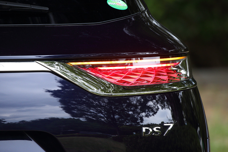 リアコンビネーションランプには3Dエフェクトを使った斜め格子模様を採用