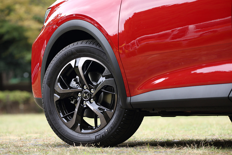 ソーシックのタイヤサイズは235/55 R18。試乗車ではオプション設定のミシュラン製のM＋Sタイヤを装着していた