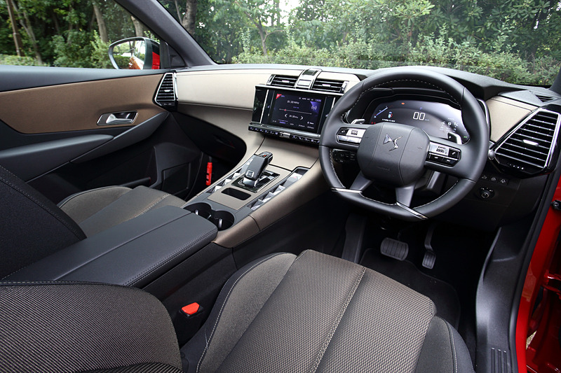 ソーシックのインテリア。標準仕様の「バスティーユ」ではブロンズ色のシート表皮や内装材を採用する