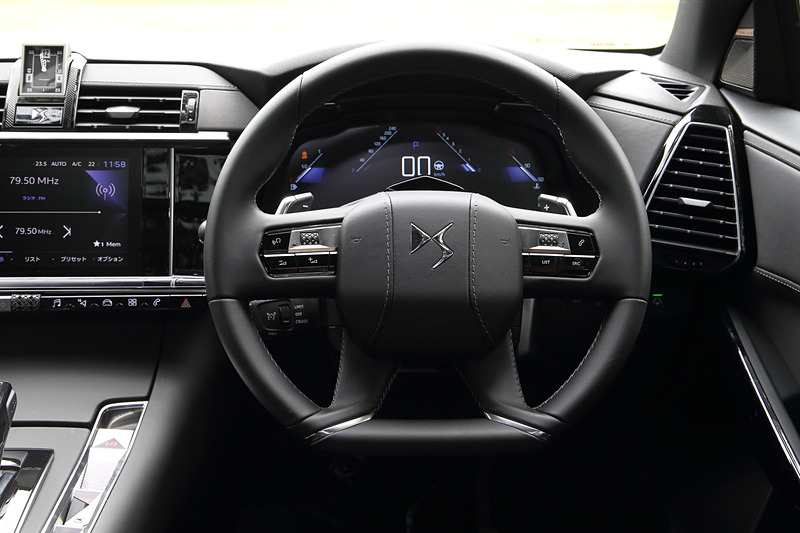 全車でステアリングスイッチとパドルシフトを備える革巻ステアリングホイールを標準装着。フルデジタル表示のメーターパネルも全車で採用