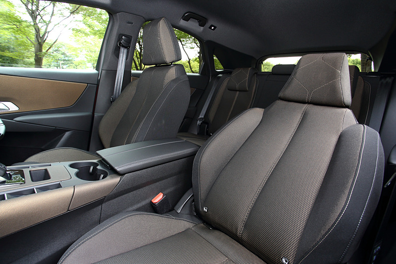 ソーシックのインテリア。標準仕様の「バスティーユ」ではブロンズ色のシート表皮や内装材を採用する