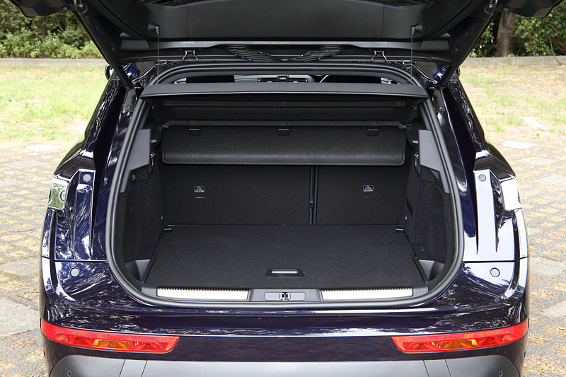 ラゲッジスペース容量は555L（VDA方式）。6：4分割可倒式のリアシートを活用してスペースを拡大できる