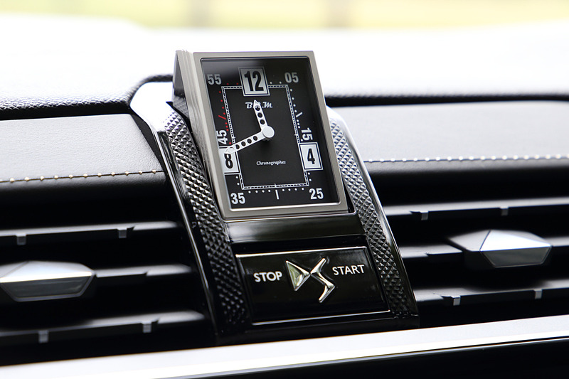 グランシック専用装備の「B.R.Mアナログ時計」は、すぐ下にあるスタートストップボタンを長押しすると反転して姿を現わす