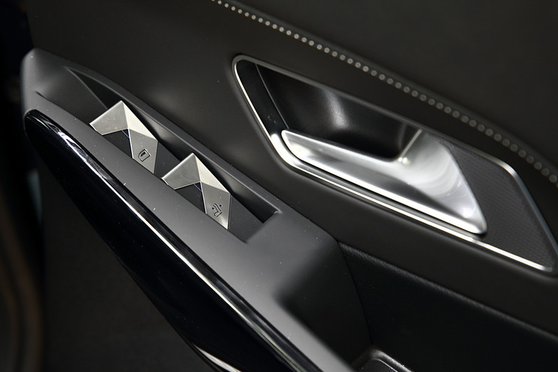 センターコンソールには18世紀に考案された金属加工模様「ギョシェ彫り」が施され、独自色の強いスイッチ類のデザインなどと合わせてアヴァンギャルド（前衛的）な世界観を表現している