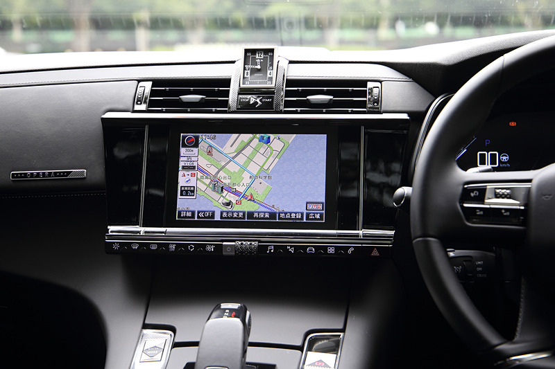 センターコンソールの「8インチタッチスクリーン」は全車標準装備。Apple CarPlay、Android Autoにも対応する